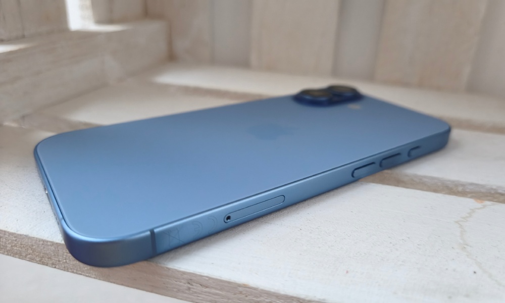 iphone 17 w kolorze mist blue z widocznymi pleckami