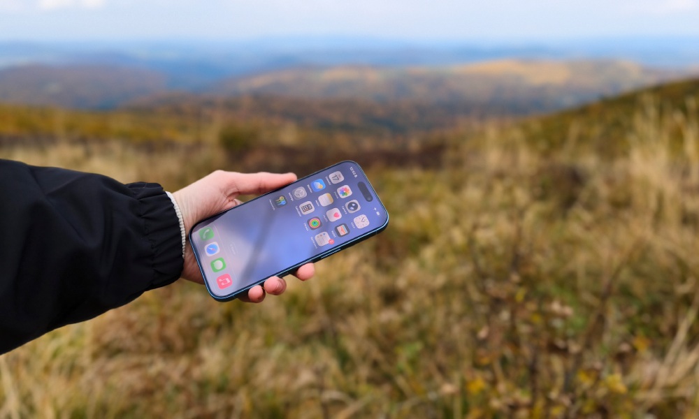 iphone 17 w kolorze mist blue z widocznym ekranem