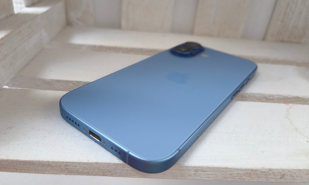 iphone 17 w kolorze mist blue z widocznymi pleckami