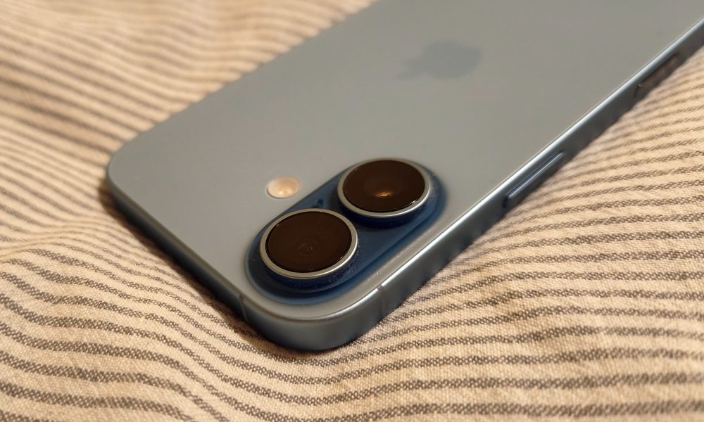 iphone 17 w kolorze mist blue z widocznym aparatem