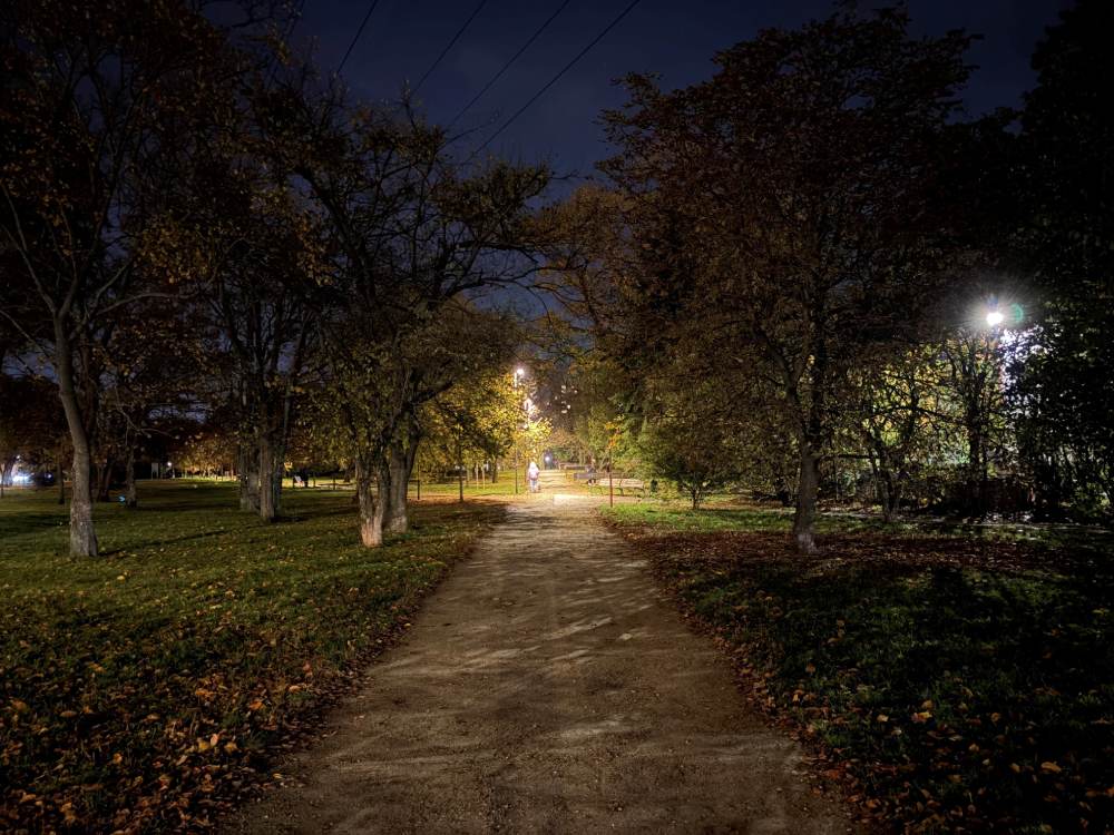 zdjęcie krajobrazu nocnego wykonane aparatem w iphone 17