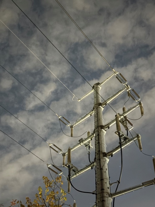 zdjęcie słupa wysokiego napięcia wykonane aparatem w iphone 17