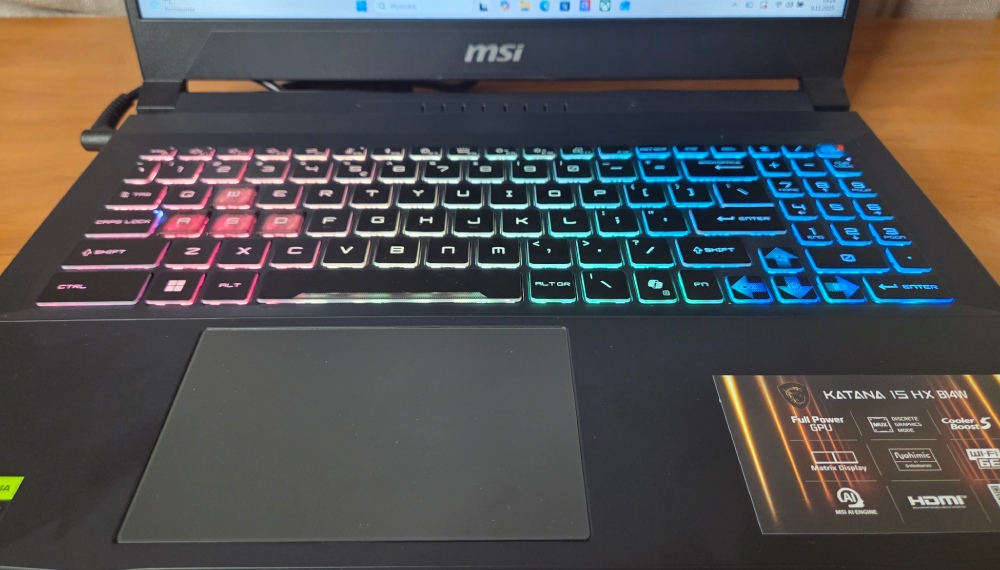 Touchpad i klawiatura w laptopie gamingowym MSI Katana 15