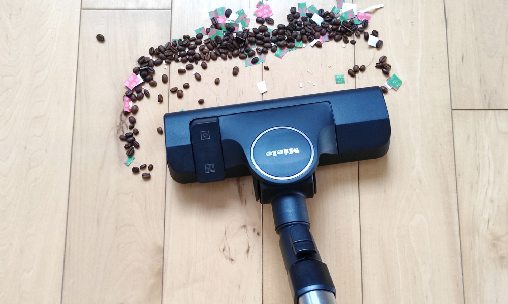 test odkurzacza Miele Guard L1 Cat and Dog odkurzanie kawy