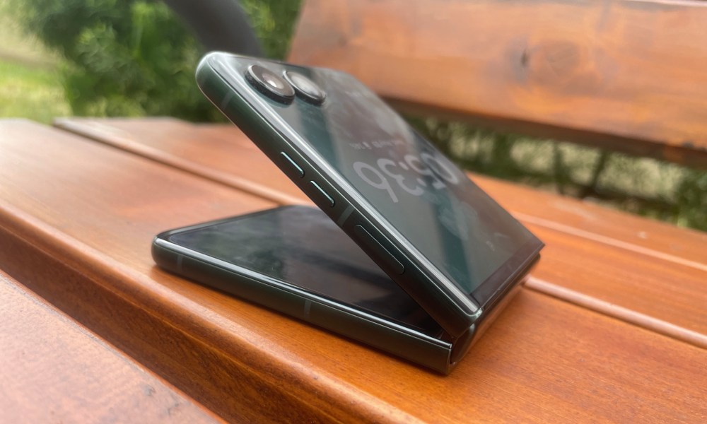 motorola razr 60 ultra smartfon na ławce