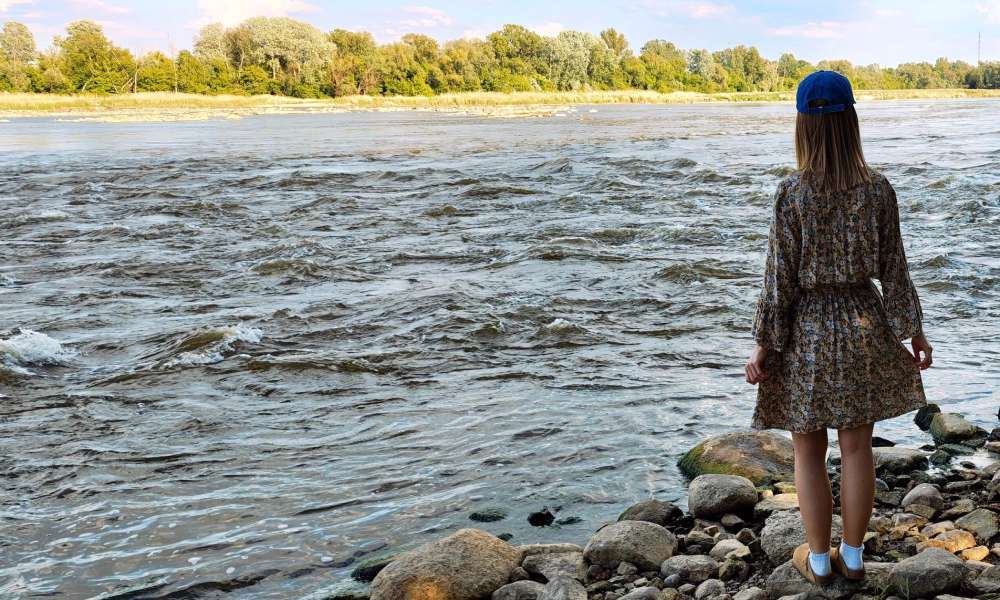 dziewczyna blond włosy stoi nad wodą