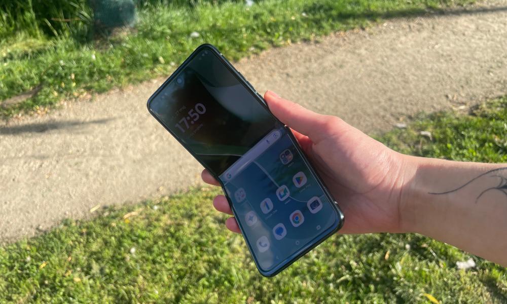 motorola razr 60 ultra na tle krajobrazu