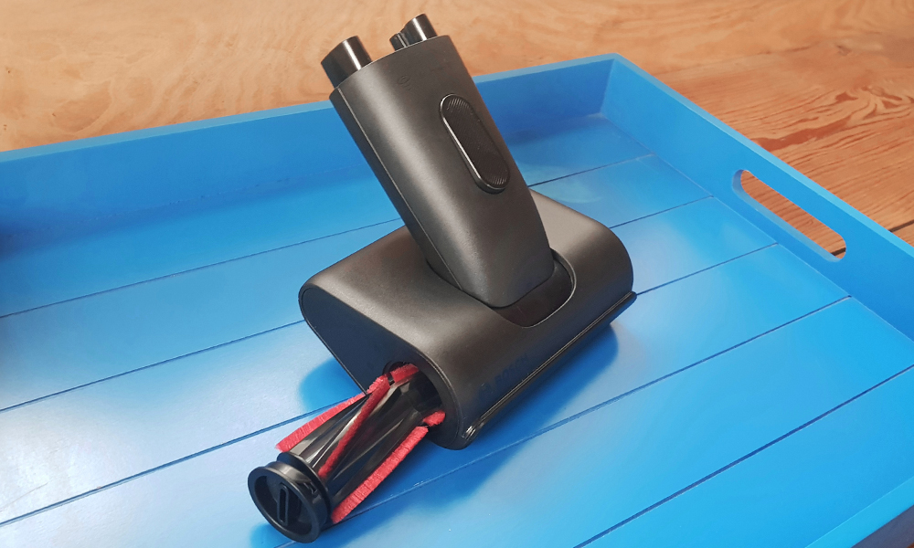 na tacy leży minielektroszczotka od odkurzacza Bosch Unlimited 9