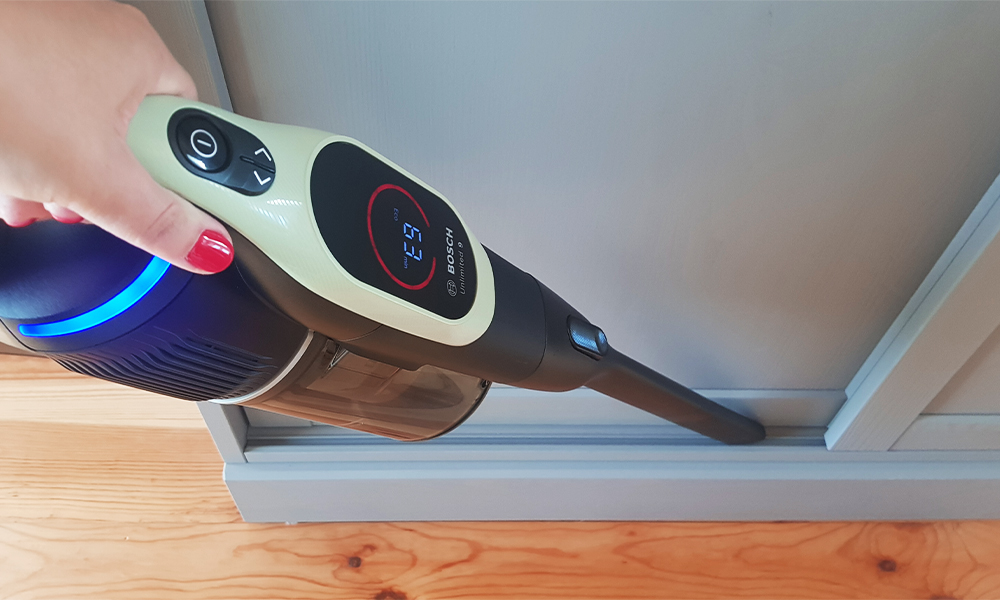 odkurzanie kredensu ssawką szczelinową odkurzacza Bosch Unlimited 9