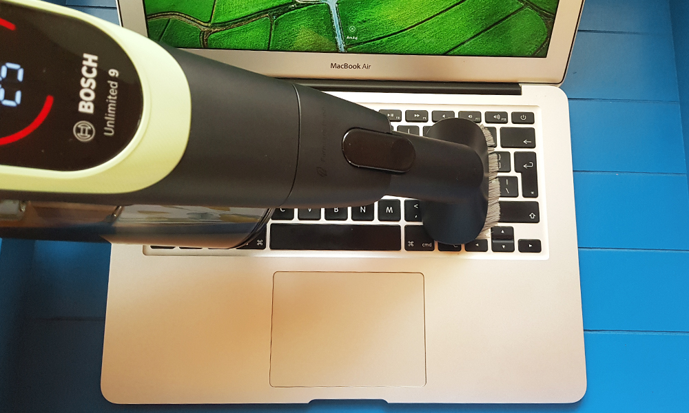 odkurzanie laptopa odkurzaczem Bosch Unlimited 9