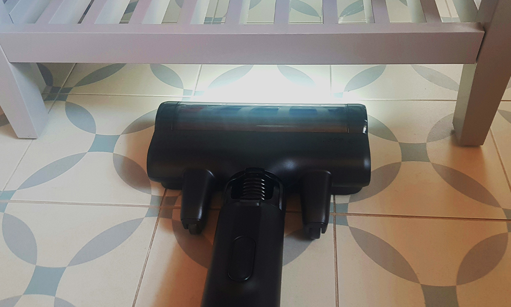 pod szafkę w łazience wsuwa się szczotka podłogowa odkurzacza Bosch Unlimited 9