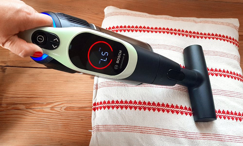 odkurzanie poduszki odkurzaczem Bosch Unlimited 9
