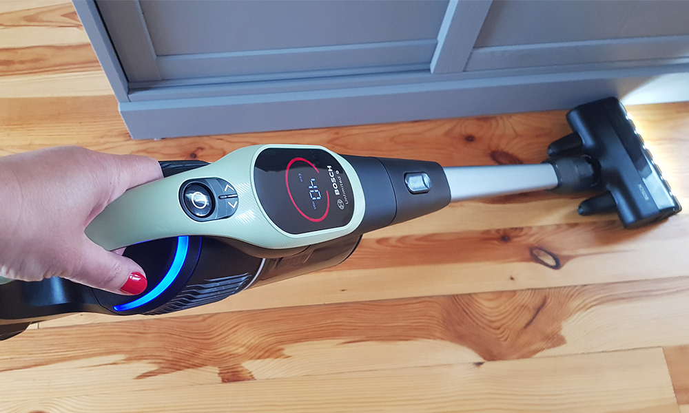 odkurzanie przy komodzie odkurzaczem Bosch Unlimited 9