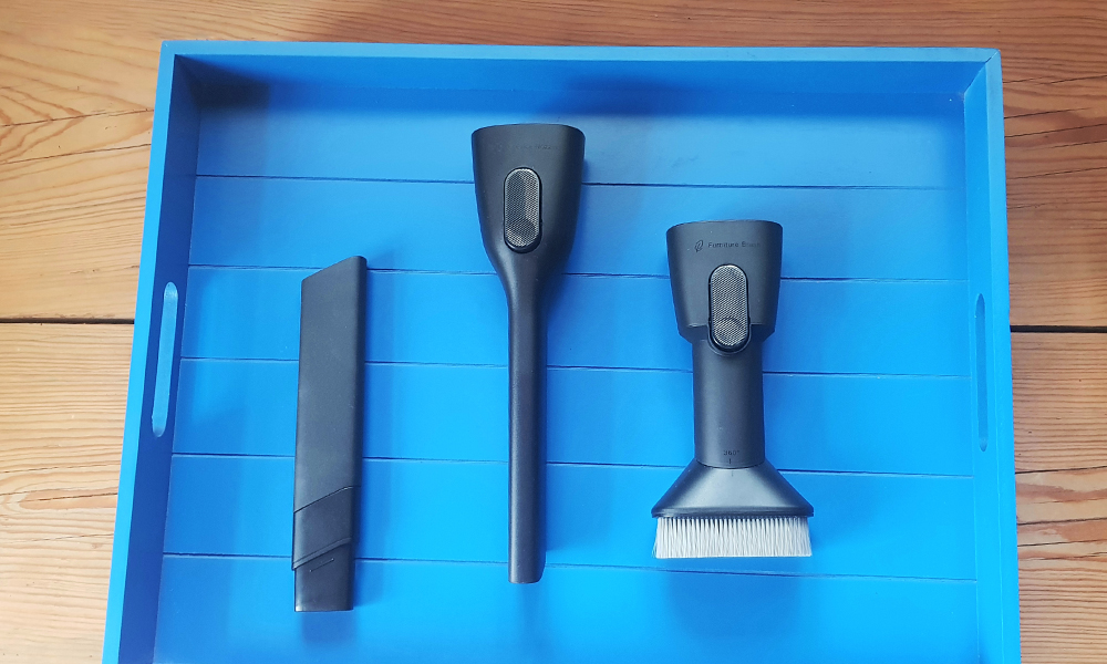 na tacy leżą ssawki małe od odkurzacza Bosch Unlimited 9