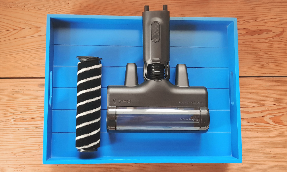 na tacy leży szczotka do podłóg odkurzacza Bosch Unlimited 9