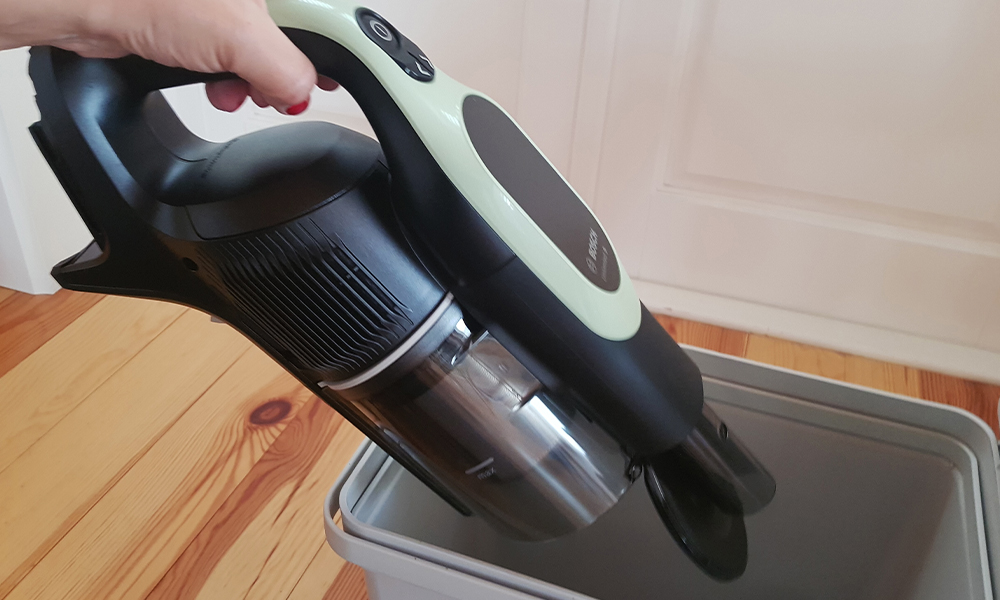 opróżnianie pojemnika na śmieci w odkurzaczu Bosch Unlimited 9