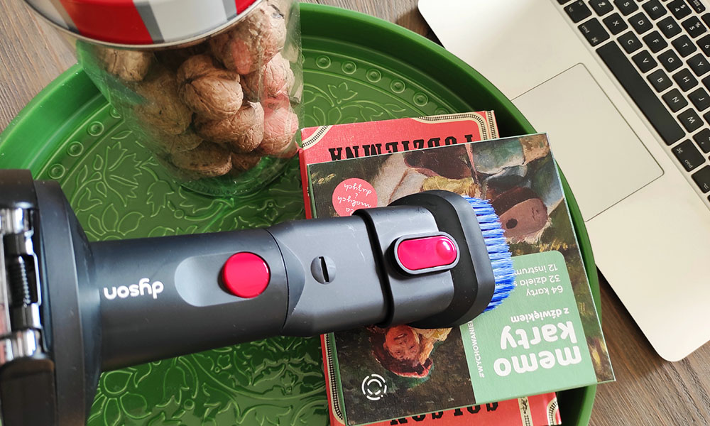 odkurzanie laptopa i tacy ssawką Combi odkurzacza Dyson V16