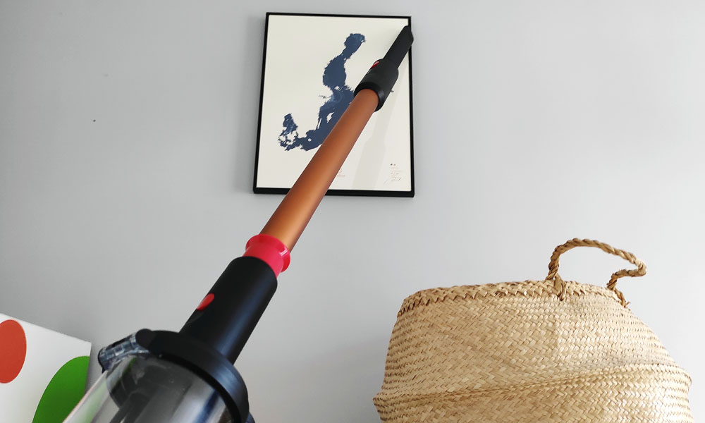 odkurzanie obrazka na ścianie ssawką szczelinową Dyson V16