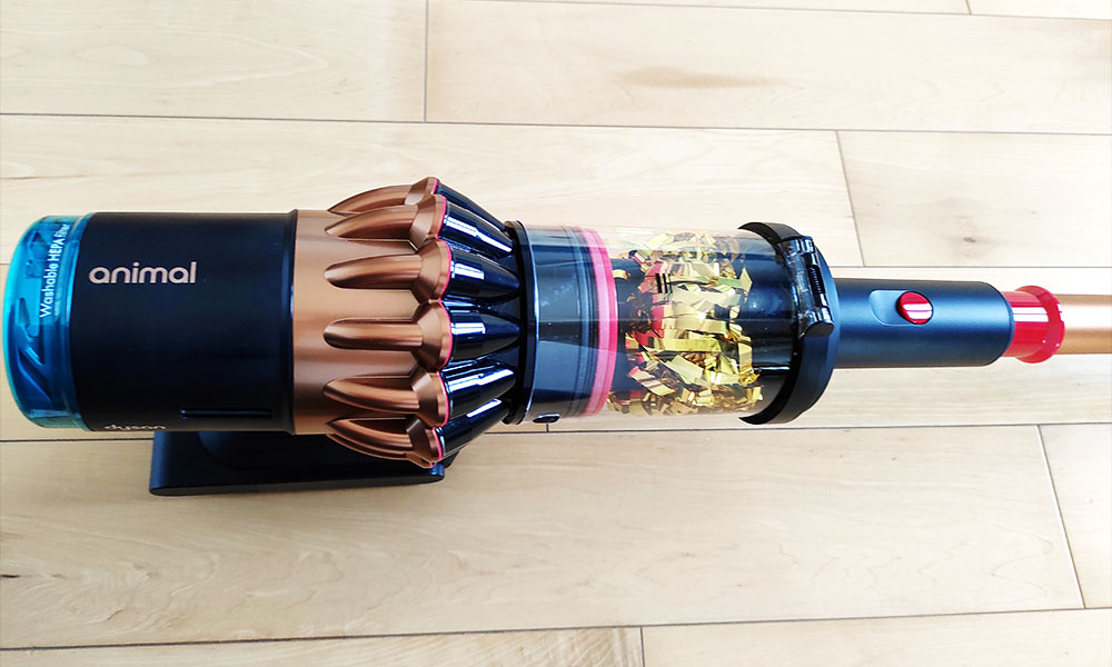 widok na pojemnik odkurzacza Dyson V16 ze złotymi papierkami 