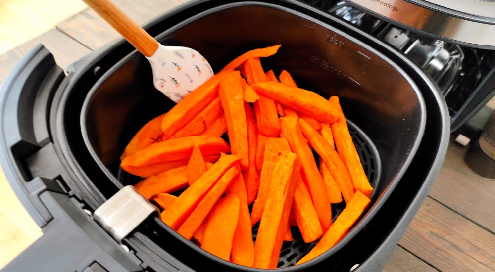 air fryer Philips Ovi NA547 - bataty w koszyku air fryera