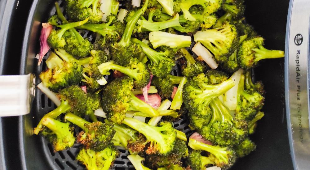 air fryer Philips Ovi NA547 - widok na pieczone brokuły