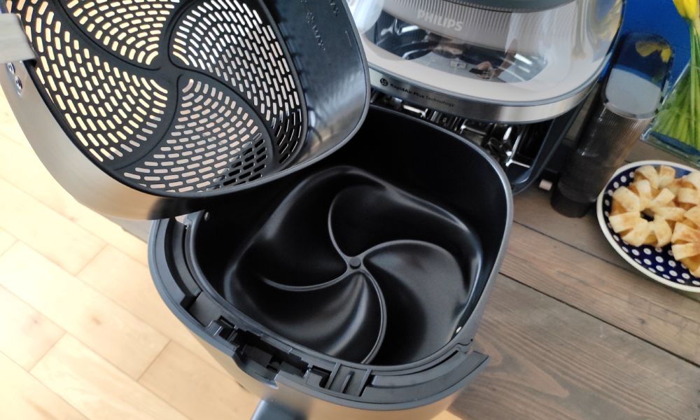 air fryer Philips Ovi NA547 - widok na kosz i patelnię