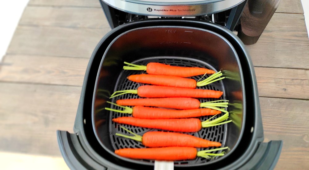 air fryer Philips Ovi NA547 - surowe marchewki w air fryerze