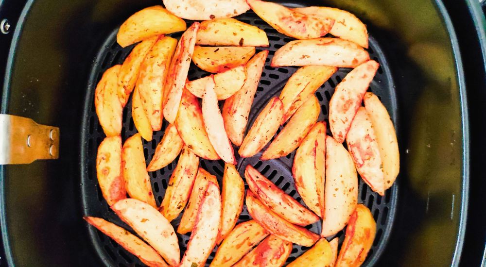 air fryer Philips Ovi NA547 - widok na pieczone ziemniaki