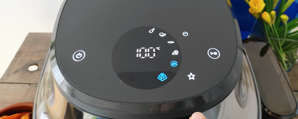 air fryer Philips Ovi NA547 - widok na panel sterowania z programem parowym