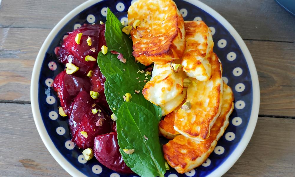 air fryer Philips Ovi NA547 - na talerzu grillowany ser halloumi