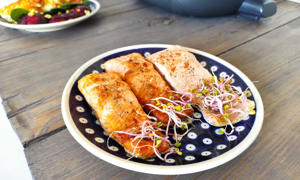 air fryer Philips Ovi NA547 - widok na rybę gotowaną na parze i pieczoną