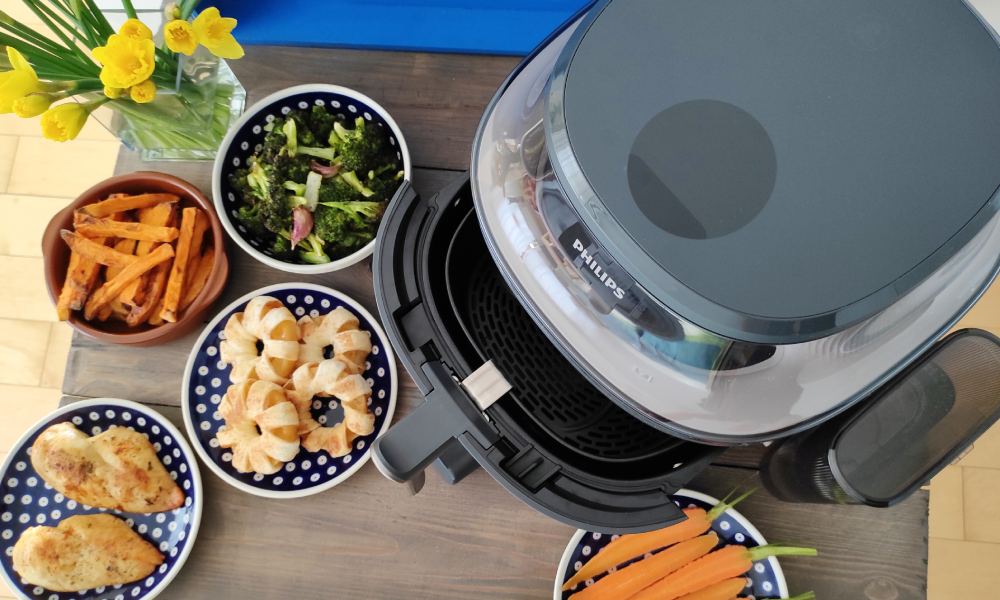 air fryer Philips Ovi NA547 - widok od g&oacute;ry na urządzenie i dania