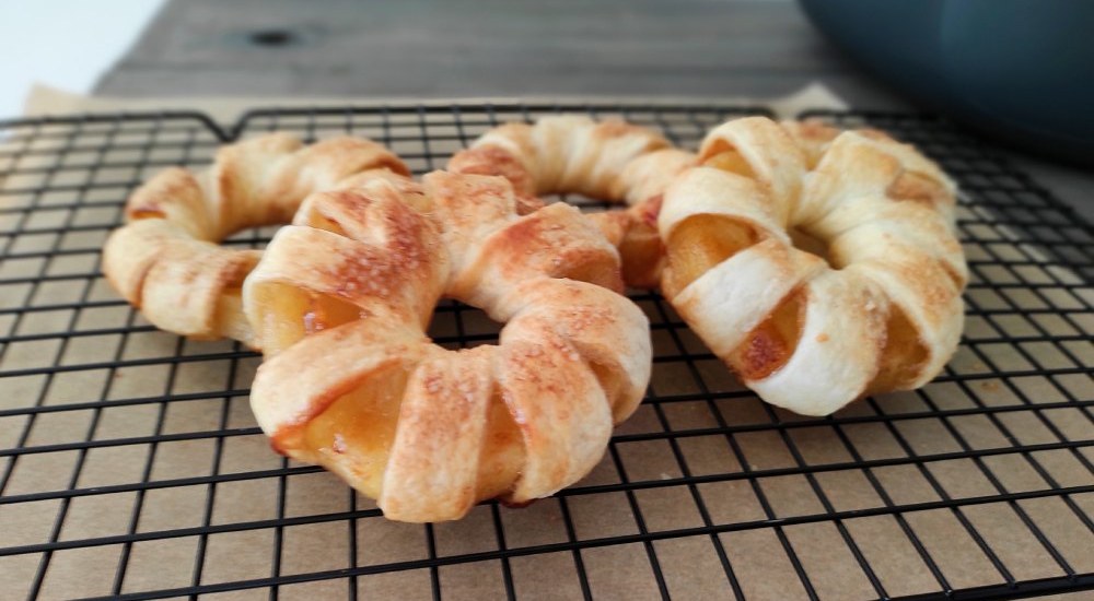 air fryer Philips Ovi NA547 - na talerzu krążki jabłkowe w cieście