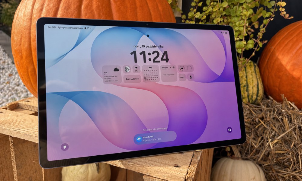 tablet samsung galaxy tab s12+ na tle jesiennej scenerii