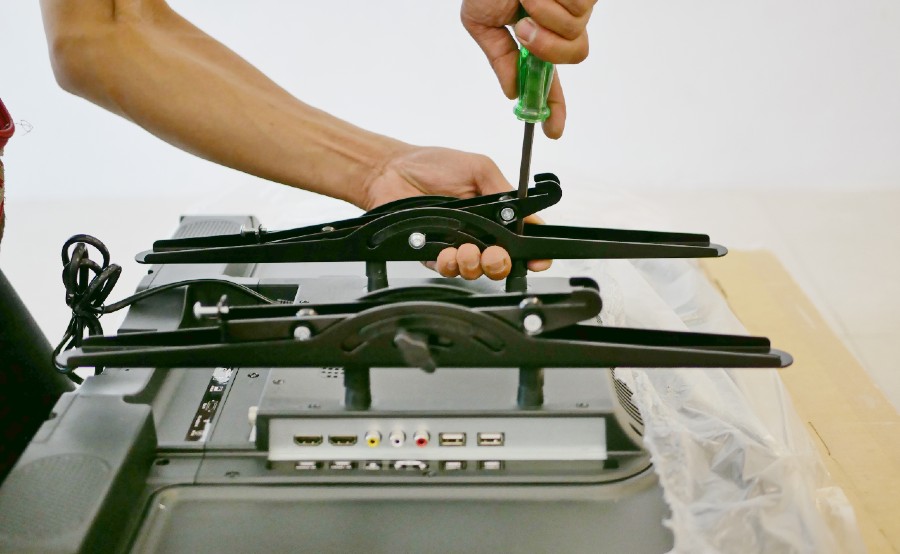 telewizor na ścianie uchwyt