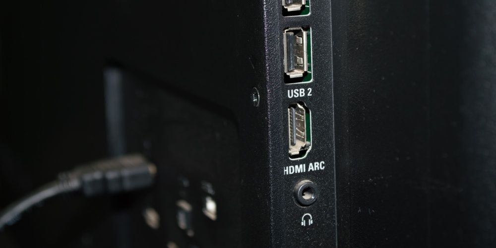 zbliżenie na gniazdo HDMI ARC telewizora