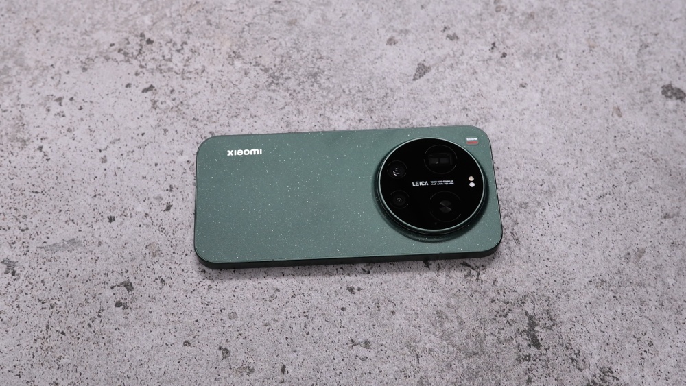 tyl smartfona xiaomi 17 ultra na blacie