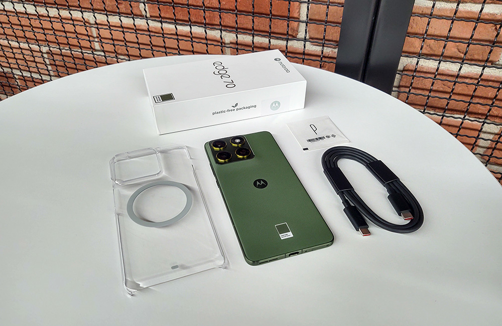 unboxing smartfona motorola edge 70