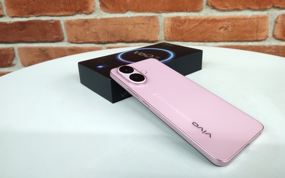 smartfon vivo v60 lezy na białym blacie przy scianie z cegieł