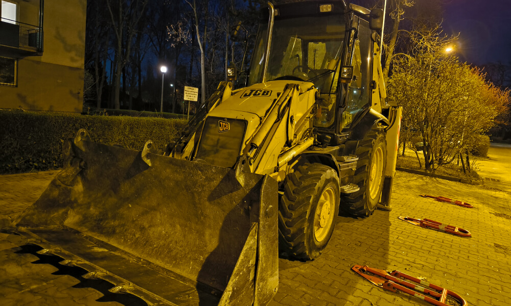 vivo V70 FE zdjęcie nocne traktor z bliska