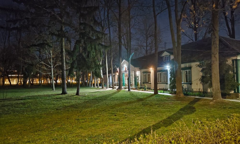 vivo V70 FE zdjęcie noc budynek