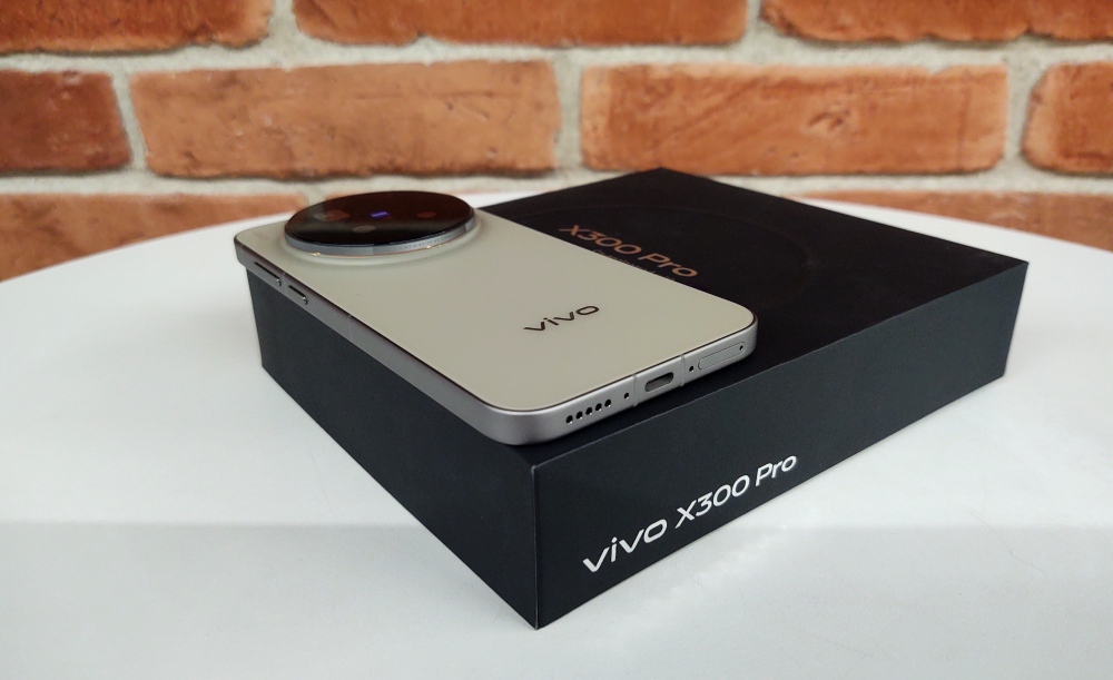 smartfon vivo x 300 pro lezy na bialym blacie przy scianie z cegieł