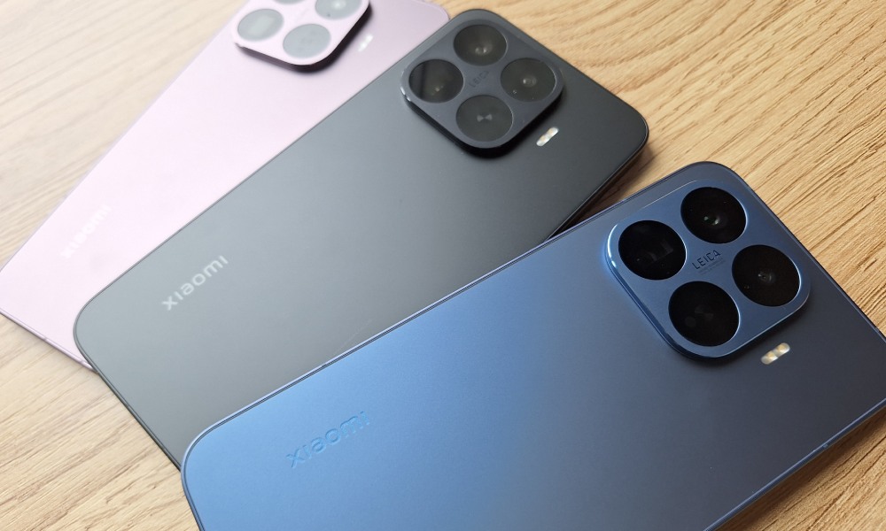 Trzy warianty kolorystyczne flagowego telefonu Xiaomi 17T Pro.