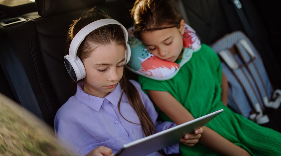 dzieci z laptopem w samochodzie