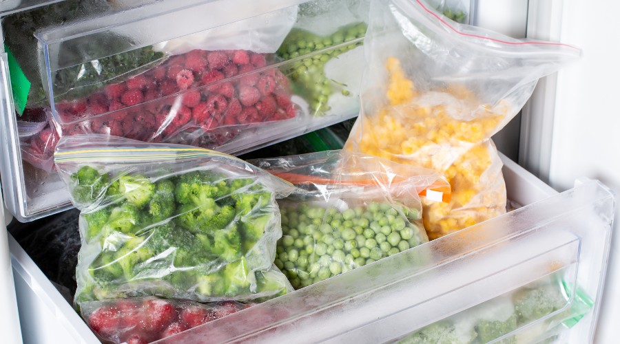 Warzywa ułożone w zamrażarce