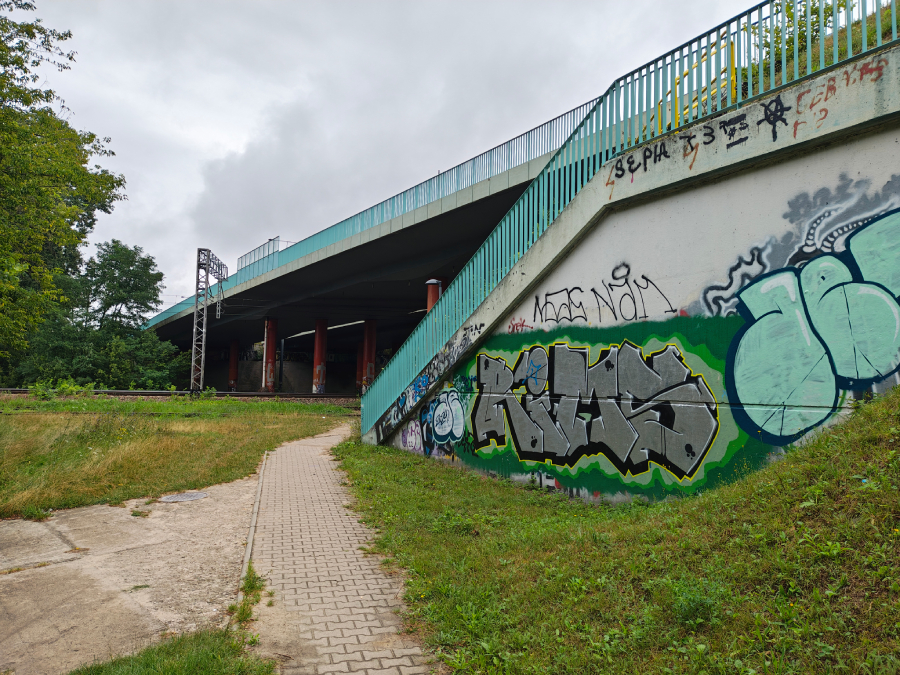 wiadukt kolejowy foto wykonane motorola razr 50 ultra