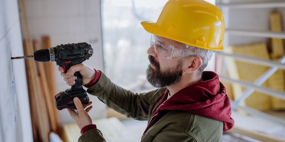 wkrecanie wiertarka wkretarka betonowa sciana