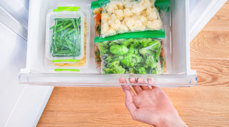 wkładanie warzyw do zamrażarki