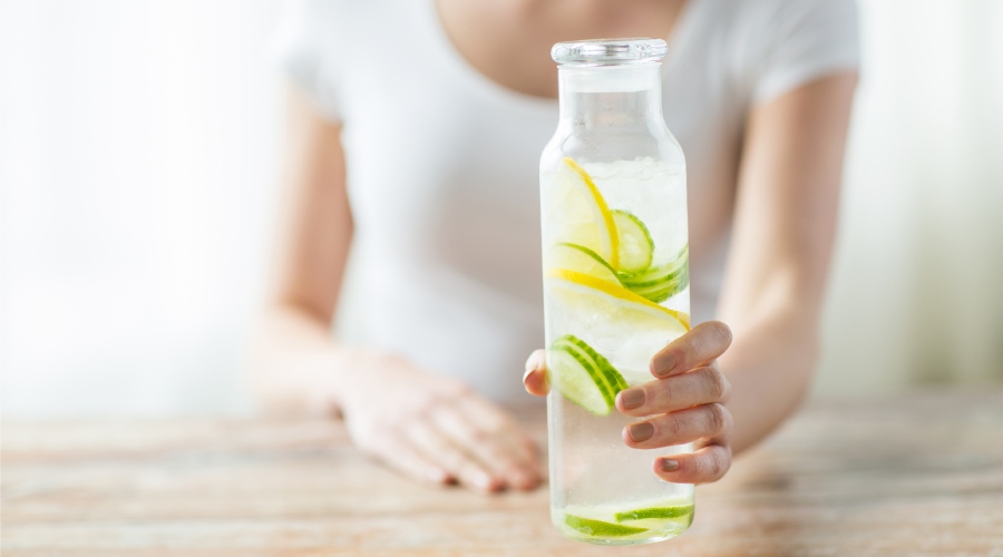 Nie zapominaj o nawadnianiu się. Twoje ciało potrzebuje przynajmniej 3 litr&oacute;w płyn&oacute;w na dobę &ndash; najwięcej wody naturalnej.