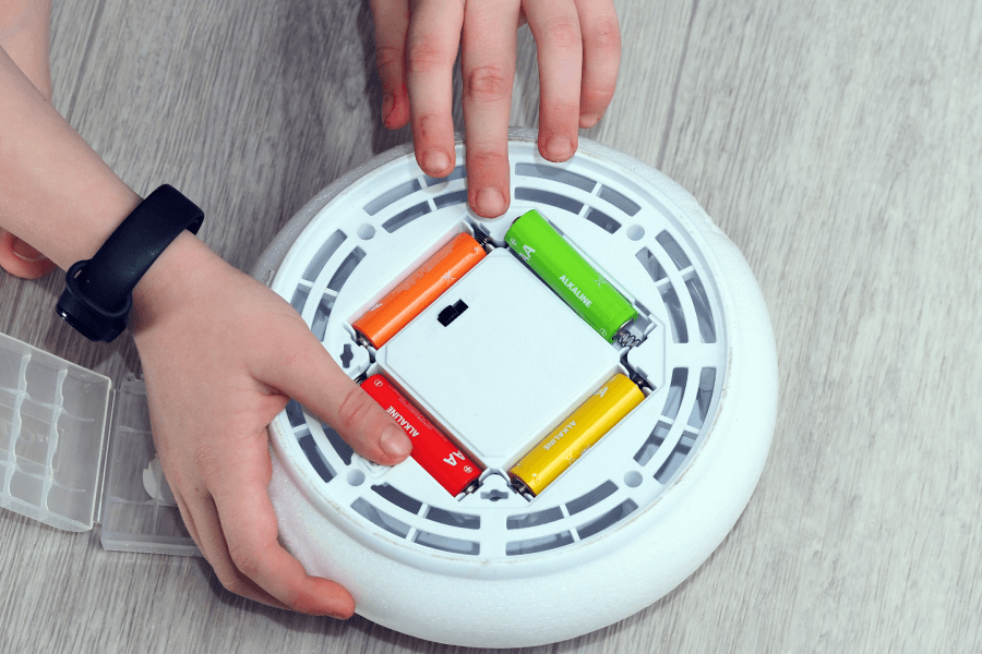 dziecko wymienia kolorowe baterie w okrągłym urządzeniu